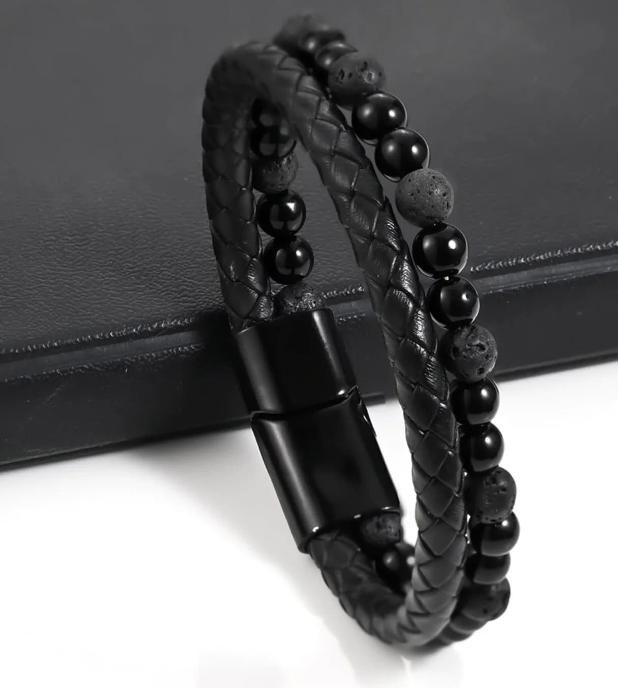 🖤 Bracelet en cuir tressé noir et perles naturelles volcaniques & onyx, avec fermoir magnétique solide et élégant. ✔ Masculin, raffiné et résistant – idéal pour un look moderne et affirmé. 👉 Un bijou intemporel qui allie force et style, parfait à offrir o