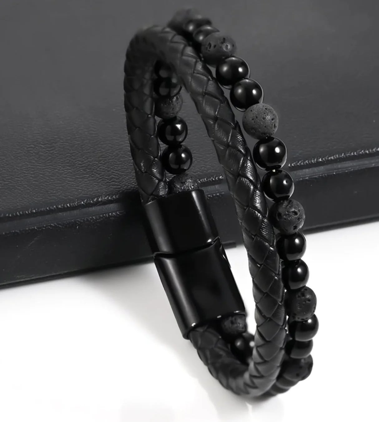 🖤 Bracelet en cuir tressé noir et perles naturelles volcaniques & onyx, avec fermoir magnétique solide et élégant. ✔ Masculin, raffiné et résistant – idéal pour un look moderne et affirmé. 👉 Un bijou intemporel qui allie force et style, parfait à offrir o 1
